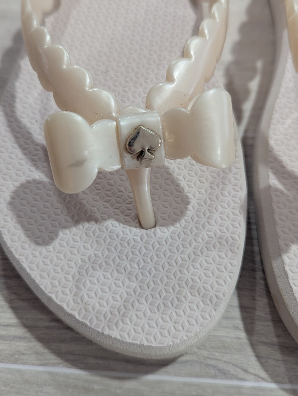 Kate Spade Cream Ivory Nova Scallop Bow Flip Flops Sz 8 *NWOT - Picture 3 of 11